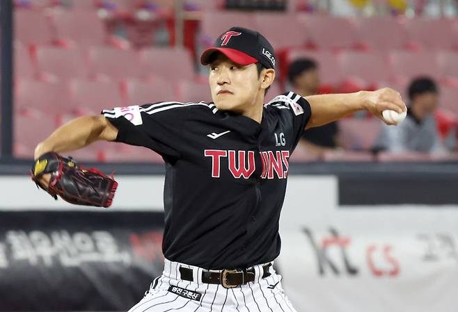 24일 오후 수원 KT위즈파크에서 열린 2025 프로야구 LG와 KT 경기. LG 투수 임준형이 8회 등판 역투하고 있다. 수원=정시종 기자 capa@edaily.co.kr /2025.06.24.