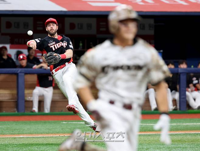 2025 KB0리그 프로야구 키움히어로즈와 KIA타이거즈의 경기가 25일 오후 서울 고척스카이돔에서 열렸다. 4회말 1사 1루 이주형의 느린 땅볼 타구를 3루수 위즈덤이 달려와 잡고 1루로 송구하고 있다. 내야안타. 고척=김민규 기자 mgkim1@edaily.co.kr /2025.06.25/