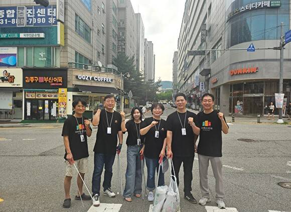 이경호 회장 등 보정중심상인회 임원진들이 지난 24일 ‘경기살리기 통큰세일’을 앞두고 청소 봉사활동을 펼쳤다. [사진=보정중심상인회]