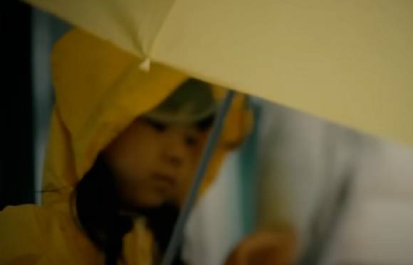 홍순영은 유치원 앞 우산꽂이에 있는 아이 우산을 보고 아이 이름과 반 등을 알아냈다. [사진=SBS '꼬꼬무']