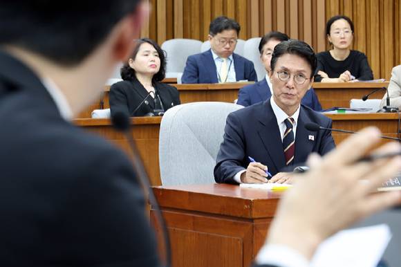 김민석 국무총리 후보자가 25일 서울 여의도 국회에서 열린 인사청문회에서 국민의힘 주진우 의원의 질의를 받고 있다.  [사진=연합뉴스]