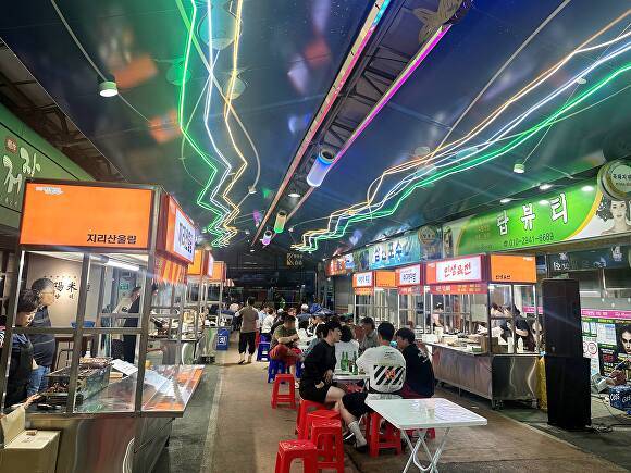 지난 21일 경상남도 함양군 한들 상권협동조합이 함양 전통시장 일원에서 ‘한들 미(味)니 포차’ 시범 운영을 진행하고 있다. [사진=경상남도 함양군]