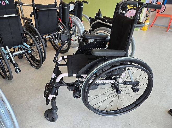 토도 드라이브를 장착한 일반 휠체어는 전동 휠체어로 변신한다 / 출처=IT동아