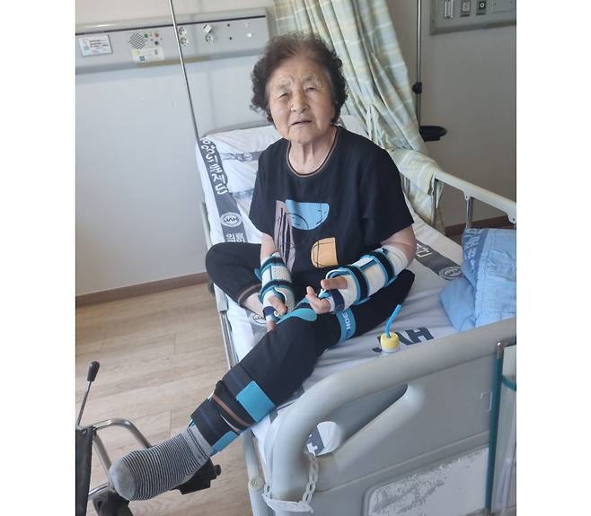 지난 16일 4·3해설에 나섰다가 다친 홍춘호 할머니가 두 차례 수술을 받고 20여일 만에 병원에서 퇴원하는 모습. (가족 측 제공)