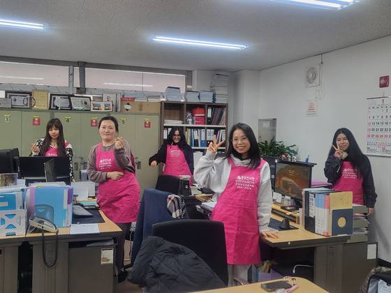 경기도 양주시 서정대 유학생들이 요양보호사 교육 일정의 일환으로 요양원에 실습을 나갔다. 오른쪽 둘째가 베트남 요양보호사 후엔. [사진 서정대]