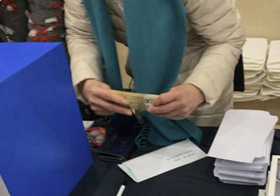 지난 2020년 당시 여당이던 더불어민주당 모 의원 출판기념회 모습. 참석자 중 한 사람이 5만원 권 수십 장이 들어있는 봉투를 내밀었다. [인터넷 캡처]