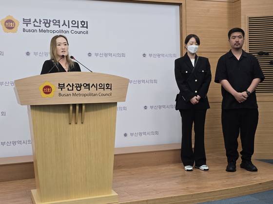 부산 A고 학부모회가 24일 오후 2시 부산시의회 브리핑룸에서 기자회견을 하고 있다. 이은지 기자