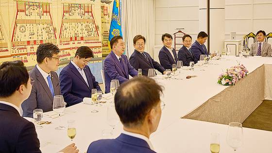 이재명 대통령이 23일 한남동 관저에서 더불어민주당 원내지도부와 만찬을 하고 있다. 사진 대통령실