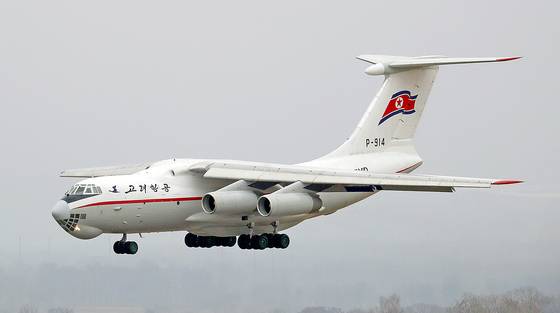 2019년 4월 러시아 블라디보스토크 공항 활주로 위로 북한 고려항공 수송기가 착륙하고 있다. 연합뉴스