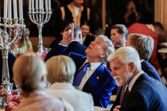 도널드 트럼프 미국 대통령이 24일(현지시간) 네덜란드 헤이그에서 열린 북대서양조약기구(NATO) 정상회의 만찬 도중 '하우스텐보스' 왕궁 천장에 있는 장식을 가리키고 있다. AFP=연합뉴스