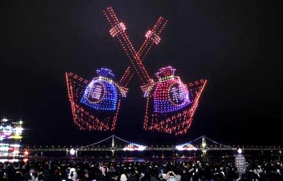 지난 1월 26일 오후 부산 수영구 광안리해수욕장에서 '광안리 엠(M)드론라이트쇼 특별공연'이 펼쳐지고 있다. 사진 연합뉴스