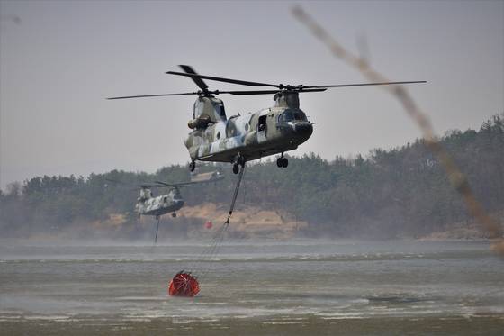 육군 치누크 헬기(CH-47)가 지난 3월 27일 경북 의성군 안계면 개천저수지에서 밤비바켓(물주머니)에 산불 진화용 물을 급수하고 있다. 육군 제공