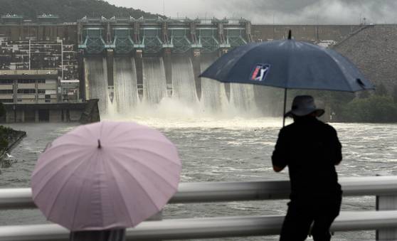 2023년 7월 15일 충청권에 홍수경보가 발령되는 등 전국 곳곳에 물 폭탄이 쏟아지면서 대청댐 수위가 계속 높아지자 수문 6개를 모두 열고 초당 3000톤의 물을 하류로 방류하고 있다. 프리랜서 김성태