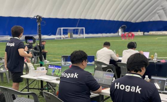 국내 최대 규모와 최고 권위를 자랑하는 화랑대기 전국유소년축구대회가 AI 중계 기술을 활용해 전 경기 생중계 서비스를 제공한다. 사진은 경주스마트에어돔 내 AI 카메라 중계 시스템. 사진 호각