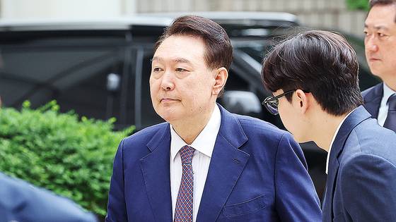 윤석열 전 대통령이 지난 5월 16일 오전 서울 서초구 서울중앙지법에서 열린 내란 우두머리 등 혐의 사건 7차 공판에 출석하고 있다. 뉴스1