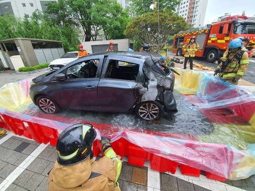 소방대원이 전기차 화재를 진압하고 있다. 사진 경기도소방재난본부