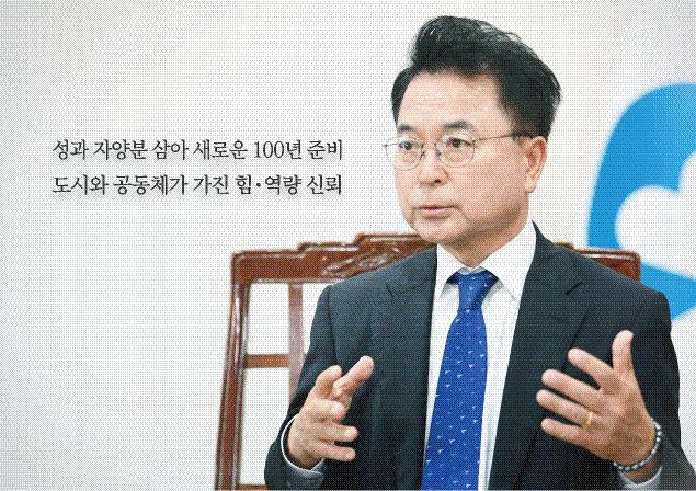 ▲ 최근 육동한 춘천시장이 시청내 집무실에서 본지 오세현 사회부장과 인터뷰를 진행했다.  방도겸 기자