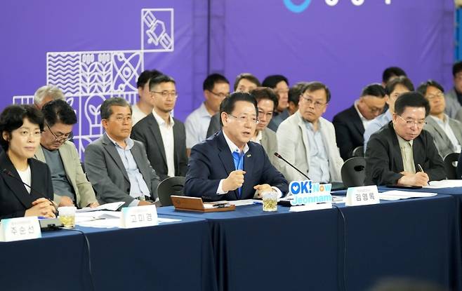 ▲ 지난 24일 광양 성황스포츠센터에서 열린 '정책 비전 투어'에 참석한 김영록 전남지사 [전라남도]&nbsp;