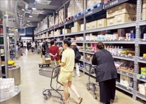 24일 경기 성남시 메가팩토리약국에서 소비자들이 의약품을 둘러보고 있다.  이영애 기자