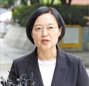 한성숙 중소벤처기업부 장관 후보자가 24일 서울 여의도 중소기업기술정보진흥원에 마련된 인사청문회 준비 사무실로 출근하고 있다. 강은구 기자