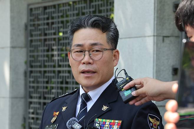 인천세관 마약 사건의 수사 외압 의혹을 제기한 백해룡 경정이 12일 오전 서울 서초구 대검찰청 앞에서 인천세관 마약 밀수 연루 의혹과 관련한 합동수사팀 출범에 대한 입장을 밝히고 있다. /사진=뉴스1