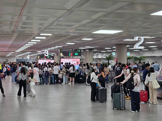 제주국제공항에 여행객들이 몰리고 있다. 사진=뉴스1