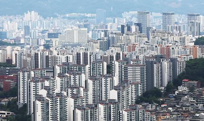 서울 중구 남산에서 시내 아파트가 보이고 있다. 사진=뉴스1
