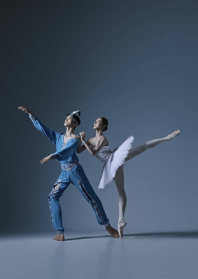 지난해 9월, 유니버설발레단의 <라 바야데르>에서 남자 주역 솔로르를 맡았던 전민철(왼쪽)과 니키야를 맡았던 이유림. ⓒ 유니버설발레단
