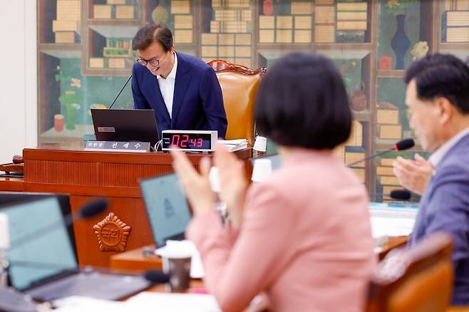 해양수산부 장관 후보자로 지명된 전재수 국회 문화체육관광위원회 위원장이 25일 오전 서울 여의도 국회에서 열린 전체회의에서 박정하 국민의힘 간사의 제안으로 후보자 지명 축하 박수를 받고 있다. 뉴스1