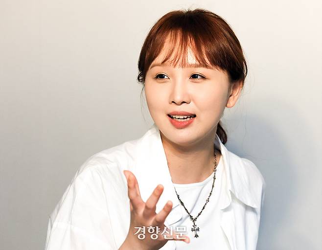 손승희 뮤직비디오 감독이 지난달 26일 서울 용산구 작업실에서 경향신문과 인터뷰를 하고 있다. 서성일 선임기자