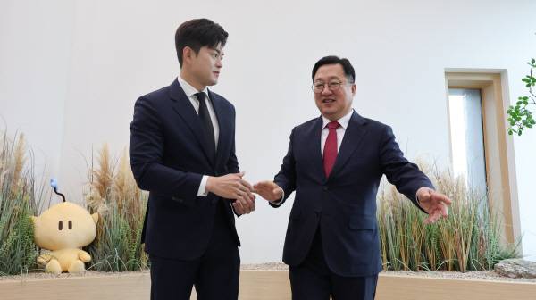 국민의힘 김용태 비상대책위원장(왼쪽)이 25일 오전 대전컨벤션센터에서 이장우 대전시장과 만나 대화하고 있다. 연합뉴스