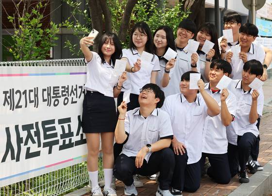 Third year high school students take a photo after voting in Korea's 21st presidential election on May 29 in this photo unrelated to the story. [YONHAP]