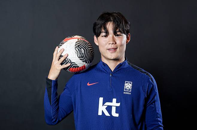 Oh Hyeon-gyu, 24, a striker for the Korean national football team and Belgian club Genk, poses for photos during an interview with the JoongAng Ilbo on June 23 in southern Seoul. [KIM KYOUNG-ROK]
