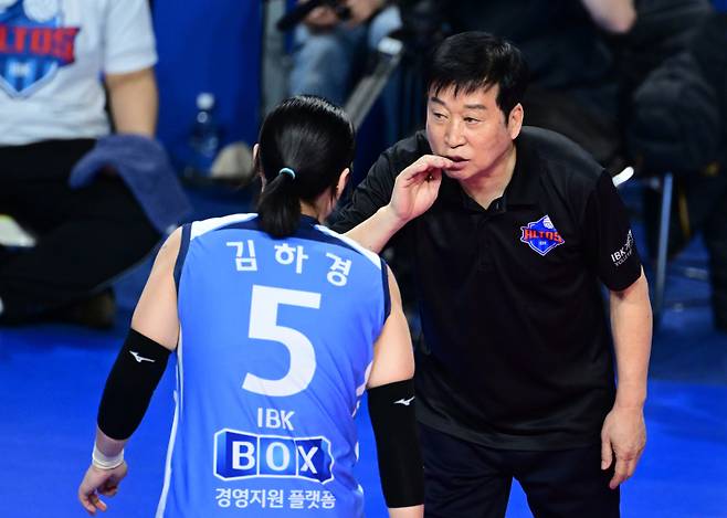 김호철 감독과 김하경. 한국배구연맹 제공