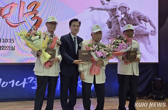 김태흠 충남지사가 25일 도청에서 열린 ‘6.25전쟁 제75주년 기념식’에서 참전유공자들에게 표창패를 수여한 후 기념촬영을 하고 있다. 사진=홍석원 기자