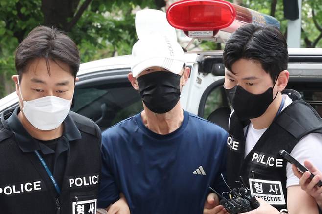 서울 지하철 5호선 열차 안에 불을 지른 60대 남성이 2일 영장실질심사를 위해 서울남부지법에 출석하고 있다. 연합뉴스