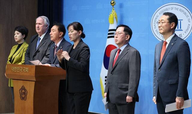 국민의힘 외교통일위원회 위원들이 지난 23일 서울 여의도 국회 소통관에서 "중동발 리스크 대응할 기회인 나토 정상회의 불참은 잘못된 결정"이라며 성명서를 발표하고 있다. 연합뉴스