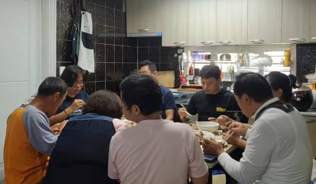 이상덕 목사가 경기도 남양주 집에서 노숙인들과 식사하는 모습. 교도소tv 영상 화면 캡처