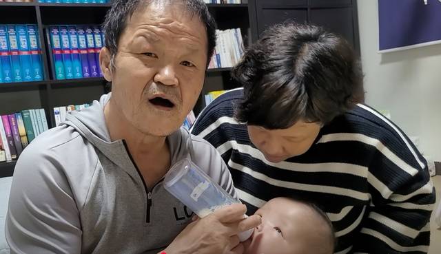 같이 사는 노숙인 부부가 아이에게 우유를 먹이는 장면. 교도소tv 영상 화면 캡처