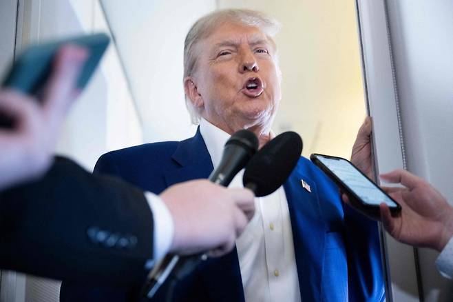 도널드 트럼프 미국 대통령이 24일(현지시간) 북대서양조약기구(NATO, 나토) 회의에 참석하기 위해 네덜란드 헤이그로 향하는 대통령전용기 내에서 기자들과 질의응답을 하고 있다. 연합뉴스