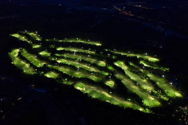 18홀 전 홀에 Musco의 LED조명을 설치, 지난 5월1일부터 야간 라운드를 실시하고 있는 이포CC. 이포CC