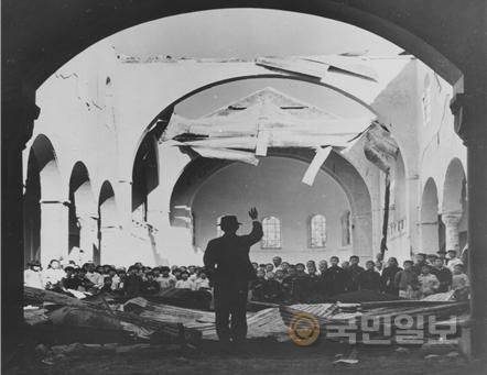 6.25 전쟁으로 인한 파괴와 큰 피해에도 불구하고 한국교회 교인들이 예배 드리는 모습. 1950년 11월 2일 원산에 있는 감리교회의 예배를 미 해군 F. 카즈카이티스가 찍은 사진. WPF 안재철 대표 제공