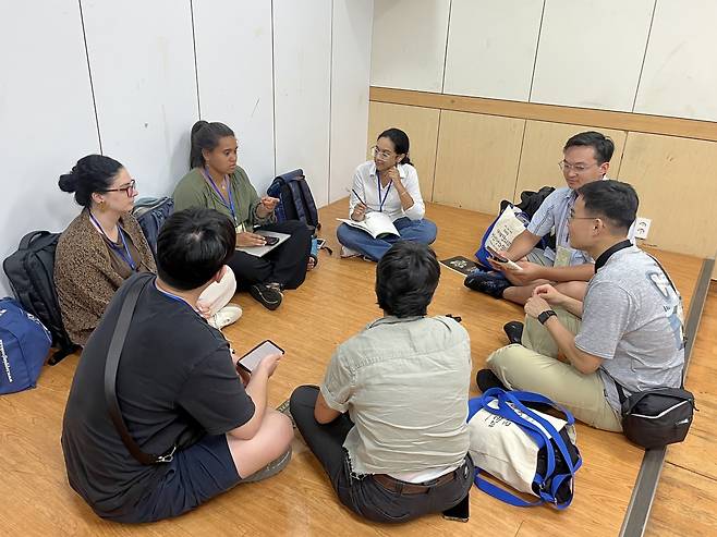 평화순례 참가자들이 24일 광주 동구 광주YMCA에 모여 토론을 하고 있다. KMC 제공