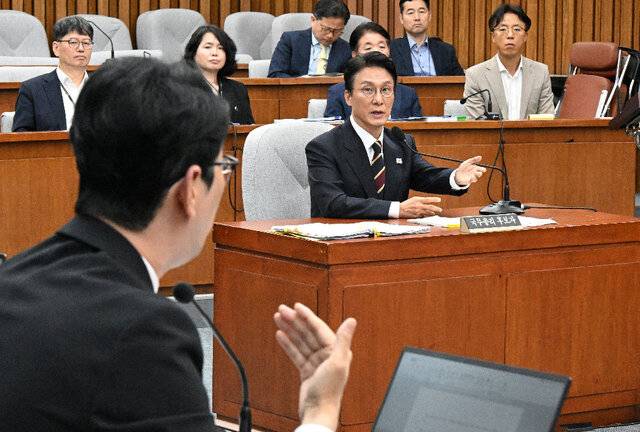 김민석 국무총리 후보자가 25일 국회에서 열린 인사청문회에서 주진우 국민의힘 의원 질의에 답변하고 있다. 김 후보자는 “내야 할 것은 다 냈고, 털릴 만큼 털렸다”며 자신에게 제기된 의혹 대부분을 소명했다고 주장했다. 이병주 기자