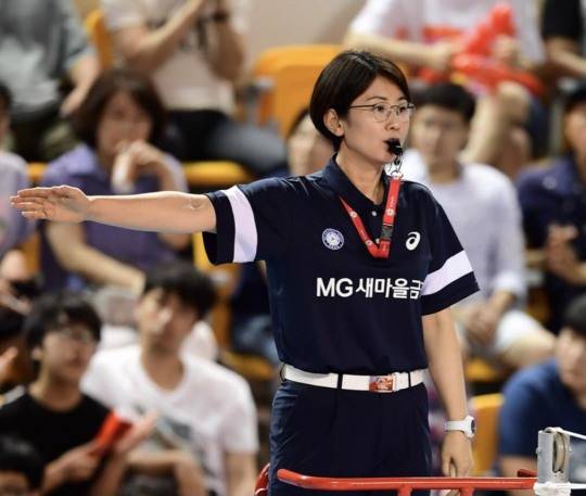배구연맹 심판위원장에 오른 전영아 심판의 주심 장면. 사진[연합뉴스]