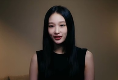 유튜브 채널 통해 인터뷰 중인 애니. [사진출처 = 유튜브 영상 캡처]