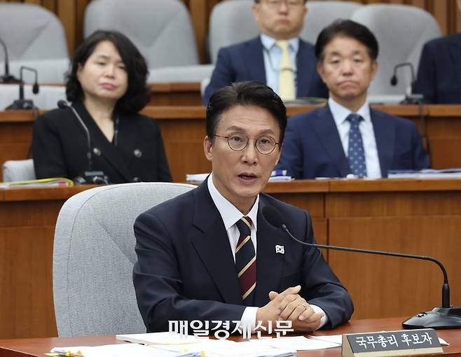 김민석 국무총리 후보자가 25일 서울 여의도 국회에서 열린 인사청문회에 출석해 여야 의원들의 의사진행 발언을 듣고 있다. [한주형기자]