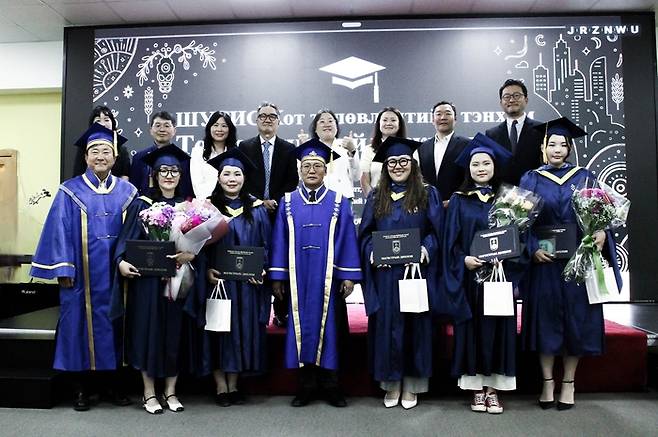 지난 20일 몽골 울란바토르 몽골과학기술대(MUST)에서 제1회 몽골과학기술대 도시계공학과 학위수여식이 열렸다. [사진=서울대 건설환경종합연구소]