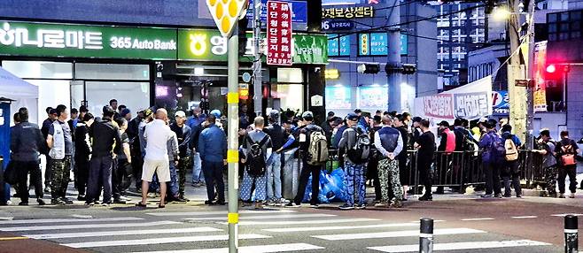 해 뜨기전 절망하는 … 남구로역 2번출구 지난 12일 새벽 서울 구로구 남구로역 2번 출구 인근 인력시장에 일용직 건설 근로자 수백 명이 몰려들어 일감을 기다리고 있다. 이들은 새벽 어스름 속 1시간에 걸쳐 하루 치 일감을 고대했지만 실제 채용된 이는 전체의 절반에도 못 미쳤다. 이날 현장에서 만난 근로자들은 "지난해보다 일당이 줄었는데도 일감 구하기는 더 어려워졌다"고 입을 모았다.  박재영 기자