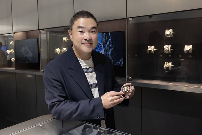 문제연 바이버 대표가 서울 강남구 신사동에 위치한 ‘바이버 쇼룸’에서 자신의 시계를 보여주고 있다. <바이버>